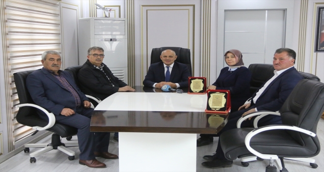 Yahyalı Belediyesinde görevi dolan encümen üyelerine plaket verildi