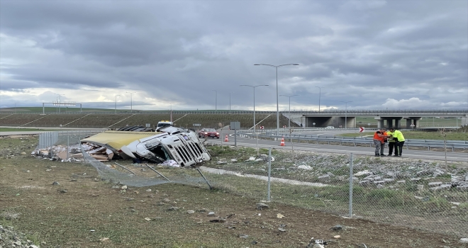 Aksaray'da şarampole devrilen tırın sürücüsü öldü