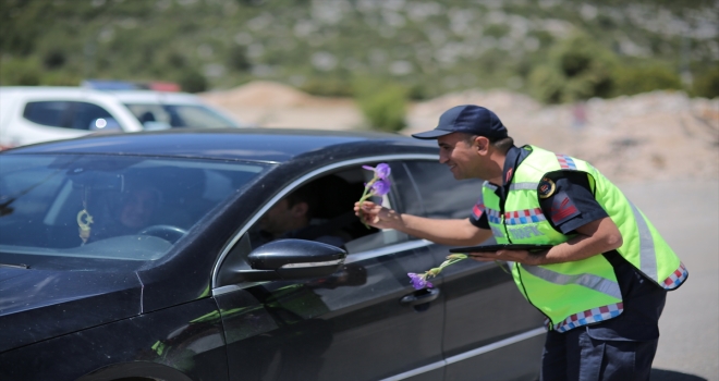 Akseki'de jandarmadan annelere çiçekli kutlama