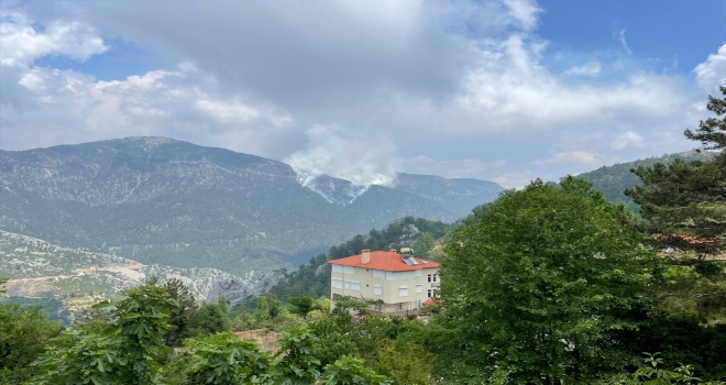 Alanya'da çıkan orman yangını kontrol altına alınmaya çalışılıyor