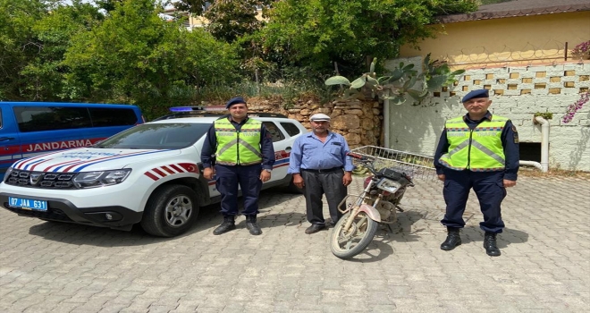Alanya'da jandarma, çalıntı motosikleti sahibine teslim etti