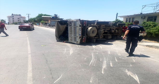 Alanya'da kamyonetin devrilme anı güvenlik kamerasına yansıdı