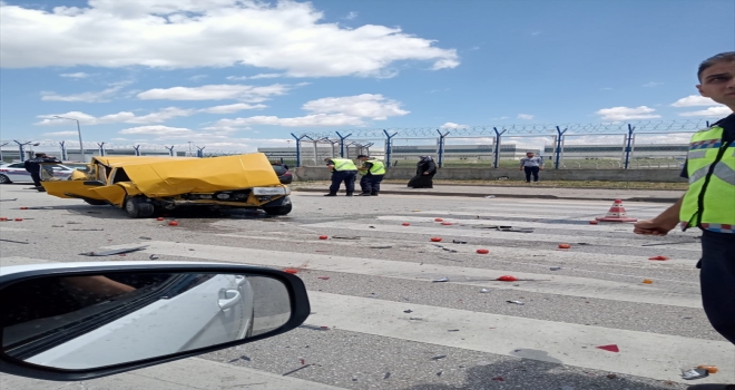 Ankara'da kamyonetin kırmızı ışıkta bekleyen otomobillere çarpması sonucu 3 kişi yaralandı