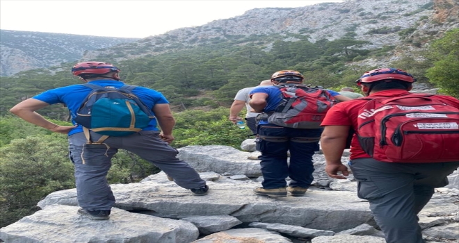 Antalya'da dağda mahsur kalan 2 üniversite öğrencisi kurtarıldı