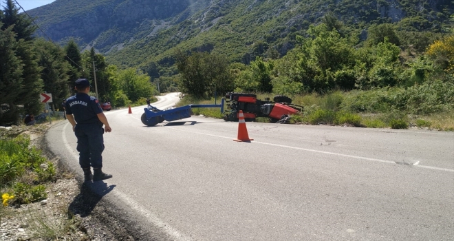 Antalya'da devrilen traktörünün altında kalan çiftçi öldü 