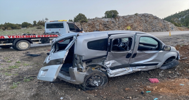 Antalya'da otomobil ile hafif ticari aracın çarpışması sonucu 7 kişi yaralandı 
