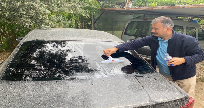 Antalya'da toz taşınması nedeniyle yağmurla çamur yağdı