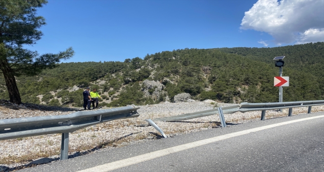 Antalya'da uçuruma yuvarlanan otomobildeki 1 kişi öldü, 2 kişi yaralandı