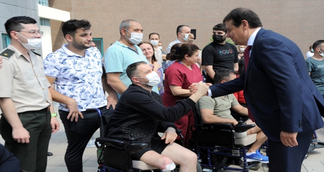 Avrupa şampiyonu Anadolu Efes, şampiyonluk sevincini gazilerle paylaştı