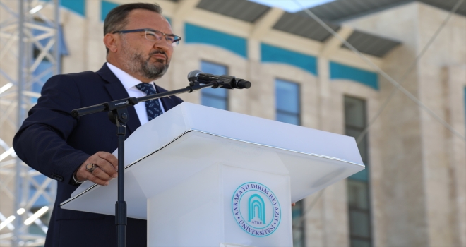 AYBÜ'de 600 öğretim üyesi için cübbe giyme töreni düzenlendi