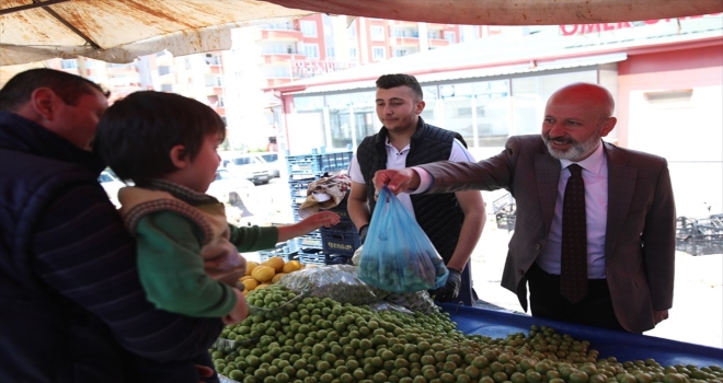 Başkan Çolakbayrakdar pazar esnafını ziyaret etti