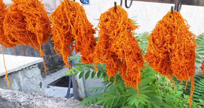 Beypazarı'nda kök boyasıyla renklendirilen ipler ilgi görüyor