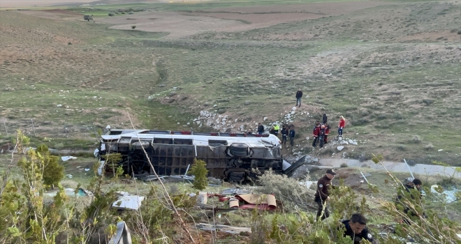 GÜNCELLEME 2 - Niğde'de otobüsün devrilmesi sonucu 3 kişi öldü, 41 kişi yaralandı