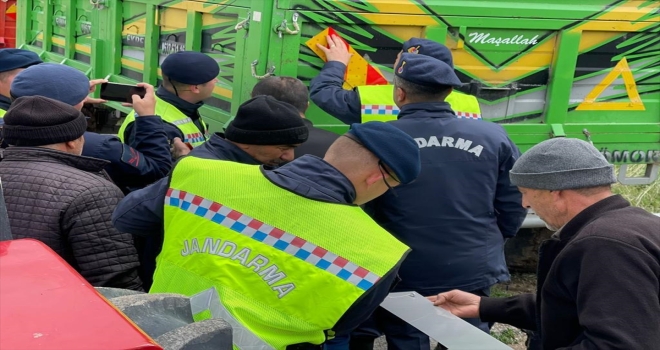 Jandarma traktör sürücülerine reflektör dağıttı