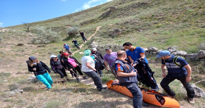 Kapadokya'da vadide yürürken ayağı burkulan turist hastaneye kaldırıldı