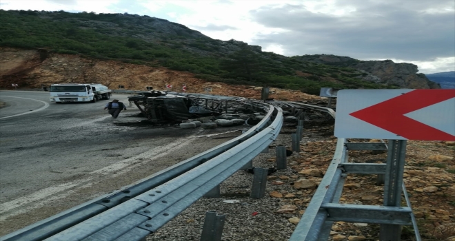  Karaman'da devrilen tüp yüklü kamyondaki 2 kişi yaralandı