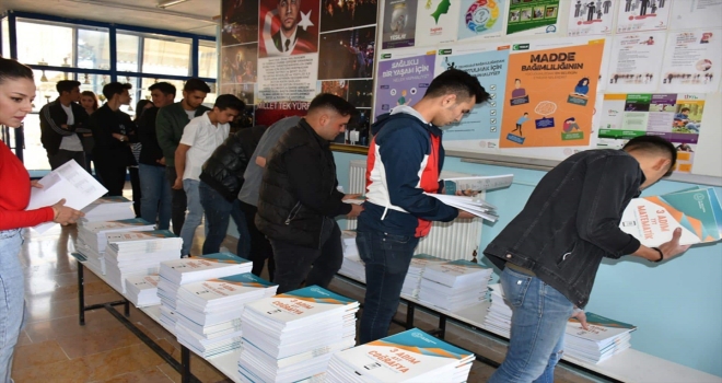 Karaman'da öğrencilere kaynak kitap dağıtıldı