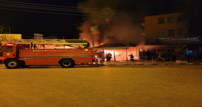 Kaş'ta kokoreççi dükkanı yandı