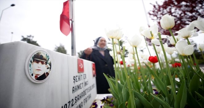 Kayseri'de 84 yaşındaki şehit annesi Anneler Günü'nde oğlunun kabrini ziyaret etti
