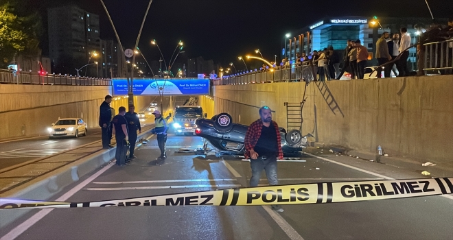 Kayseri'de alt geçide düşen otomobilin sürücüsünün kaçtığı kazada 3 kişi yaralandı