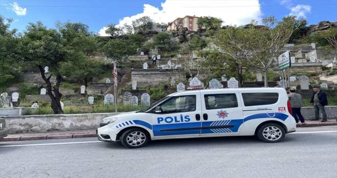 Kayseri'de bir kişi kız arkadaşını ve kendisini bıçakla yaraladı