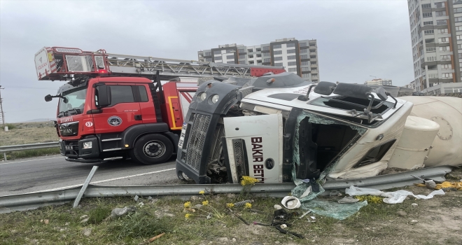 Kayseri'de devrilen beton mikserinin sürücüsü yaralandı