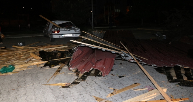 Kayseri'de şiddetli rüzgar bir binanın çatısını düşürdü