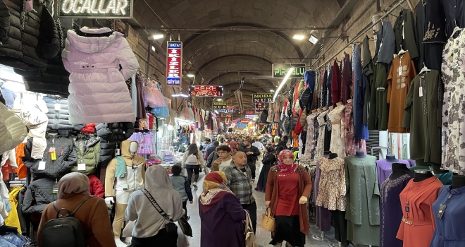 Kayseri'deki tarihi Kapalı Çarşı'nın tezgahlarında bayram yoğunluğu yaşanıyor