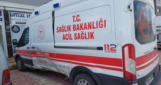 Konya'da ambulansla çarpışan hafif ticari aracın sürücüsü yaralandı