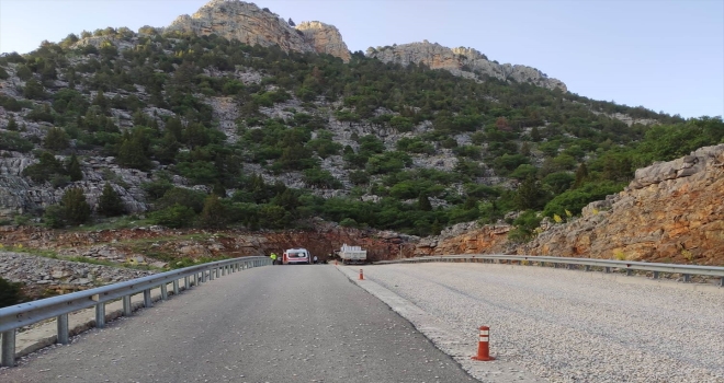 Konya'da kayalıklara çarpan kamyonun sürücüsü öldü
