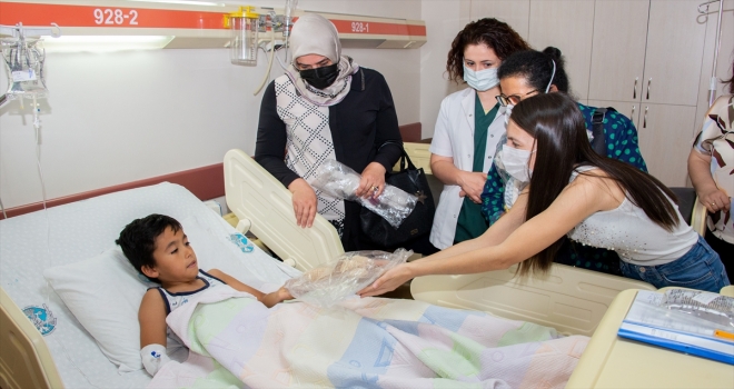 Konya'da üniversite öğrencileri hastanedeki çocukların yüzünü oyuncaklarla güldürüyor