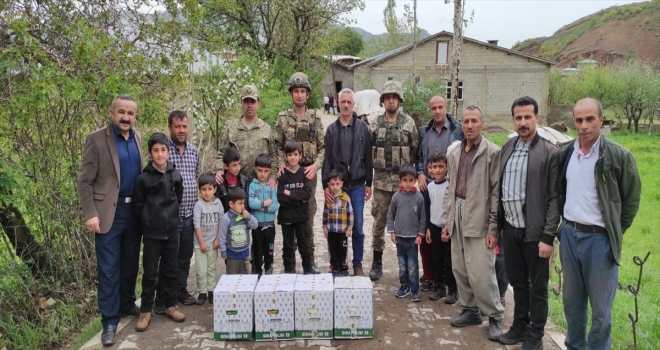 Mehmetçik, Hakkari'de ihtiyaç sahiplerine yardım dağıttı