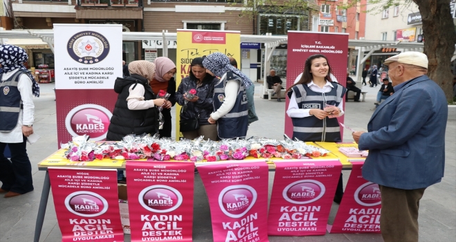 Niğde' de polisler Anneler Günü dolayısıyla karanfil dağıttı