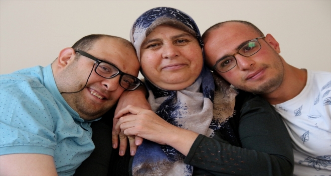 Ömrünü zihinsel engelli iki oğluna adadı