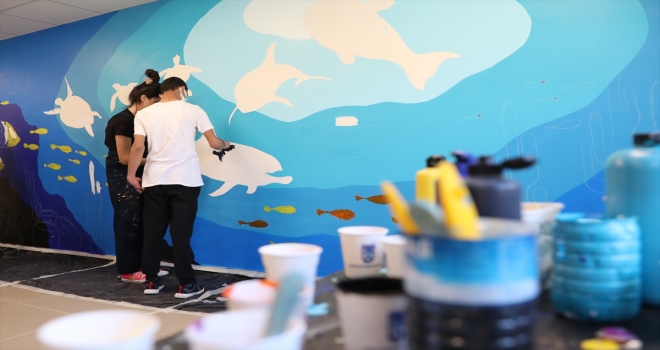 Özel öğrenciler, okullarının duvarlarını kendi elleriyle boyadı