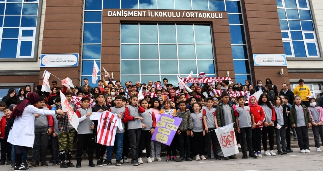 Rıza Çalımbay, Sivas'ta eğitime başladığı ilkokuldaki öğrencilerle buluştu: