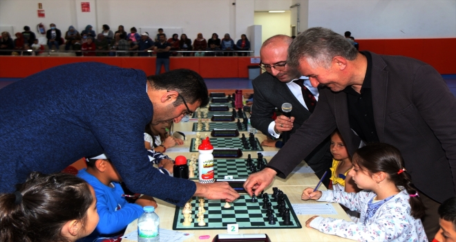Şarkışla'da düzenlenen satranç turnuvasına 130 sporcu katılıyor