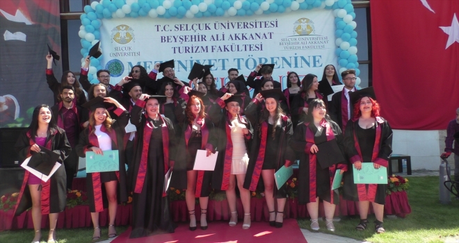 Selçuk Üniversitesi Beyşehir Ali Akkanat Turizm Fakültesi'nde mezuniyet heyecanı