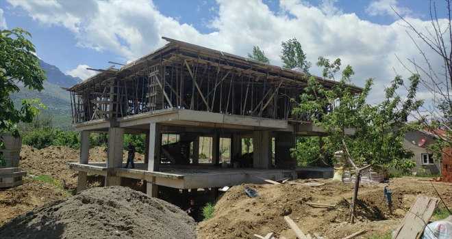 Seydişehir'de inşaattan düşen işçi yaralandı