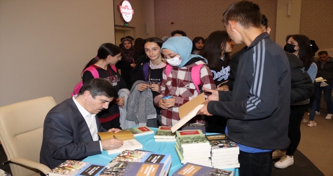 Seydişehir'deki Kitap Günleri'nde yazarlar vatandaşlarla buluştu