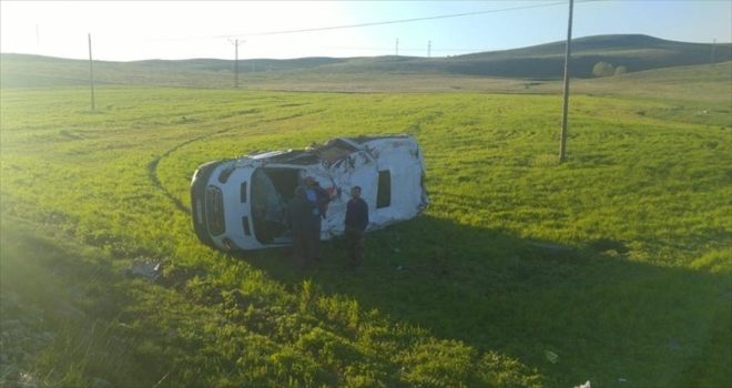 Sivas'ta köy muhtarı kullandığı minibüsün devrilmesi sonucu yaralandı