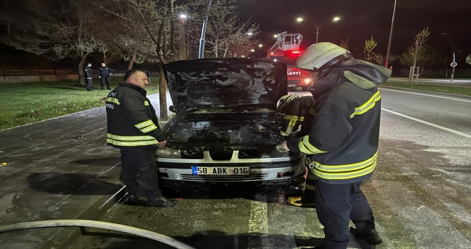 Sivas'ta seyir halindeyken alev alan otomobilde hasar oluştu