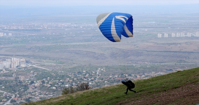 Türkiye Yamaç Paraşütü Hedef Şampiyonası 1. etabı Kayseri'de yapıldı