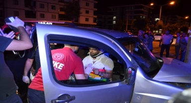 Aksaray'da hafif ticari aracın elektrik direğine çarptığı kazada 2 kişi yaralandı