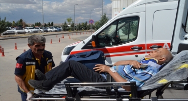 Aksaray'da şarampole devrilen otomobildeki 3 kişi yaralandı 