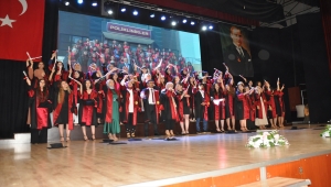 Akşehir'de üniversite öğrencileri mezuniyet sevinci yaşadı