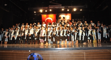 Akşehir İktisadi ve İdari Bilimler Fakültesi'nde mezuniyet sevinci