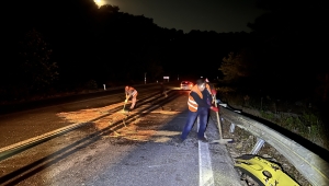 Akseki'de bariyerlere çarpan otomobildeki 3 kişi yaralandı