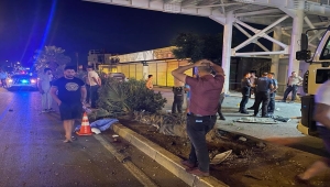 Antalya'da otomobil ile motosikletin çarpıştığı kazada 1 kişi öldü, 2 kişi yaralandı