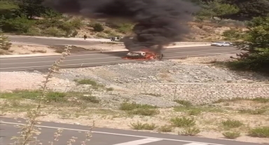Antalya'da seyir halindeki otomobil yandı